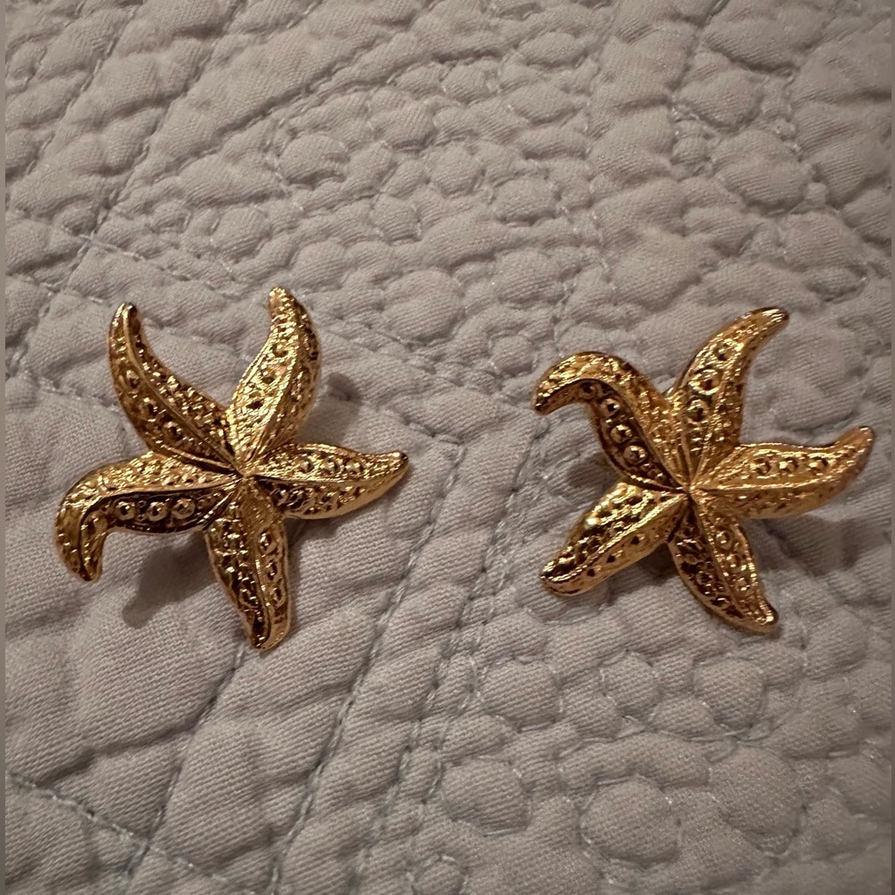 Fabulous gold star fish earrings.Beautiful detail.